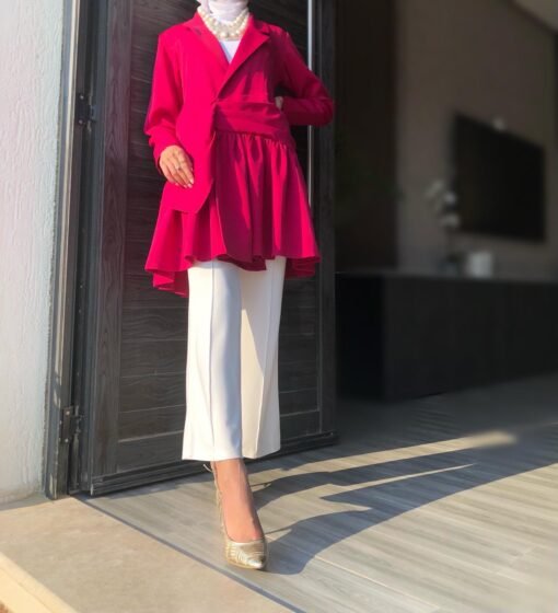 Lady in fuchsia