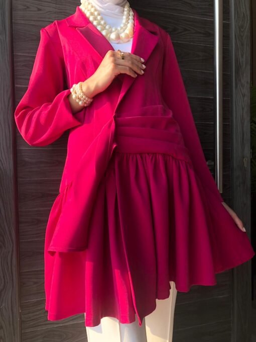 Lady in fuchsia - Image 2